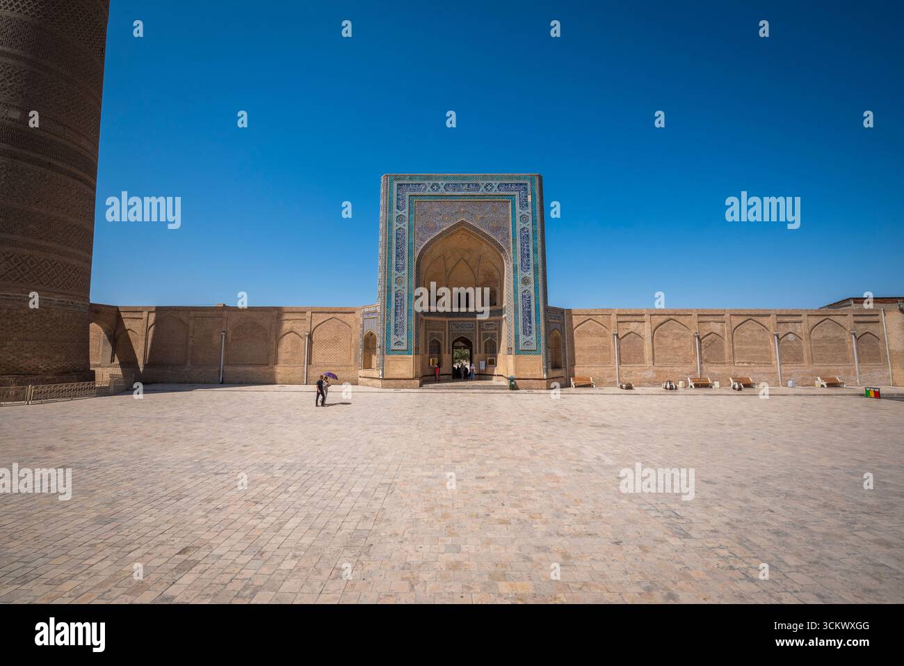 La famigerata torre Kalyan a Bukhara, accanto alla moschea ricostruita e alla madrasa. Foto Stock