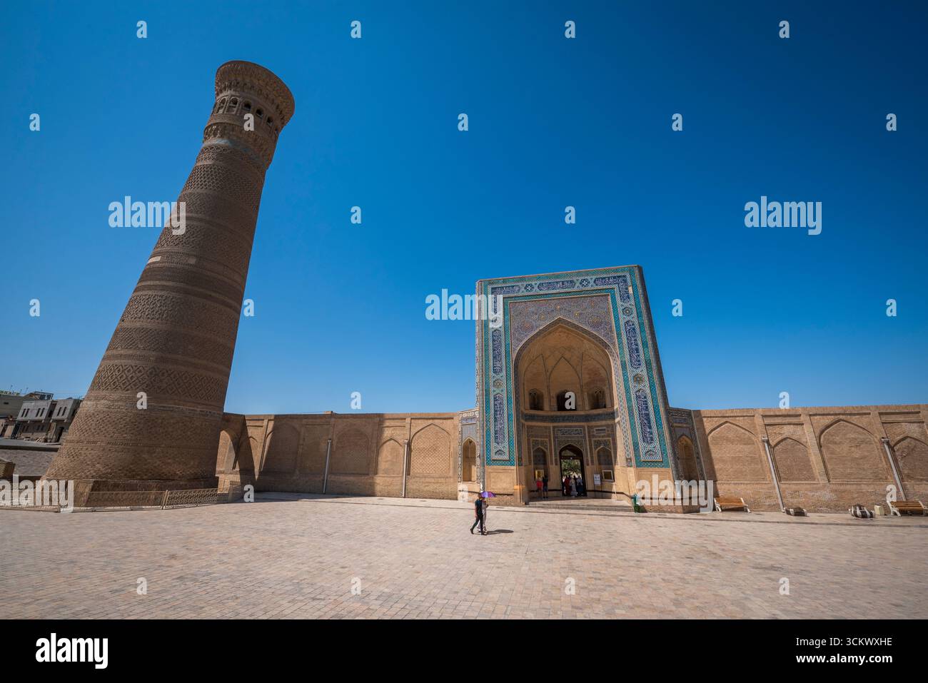 La famigerata torre Kalyan a Bukhara, accanto alla moschea ricostruita e alla madrasa. Foto Stock