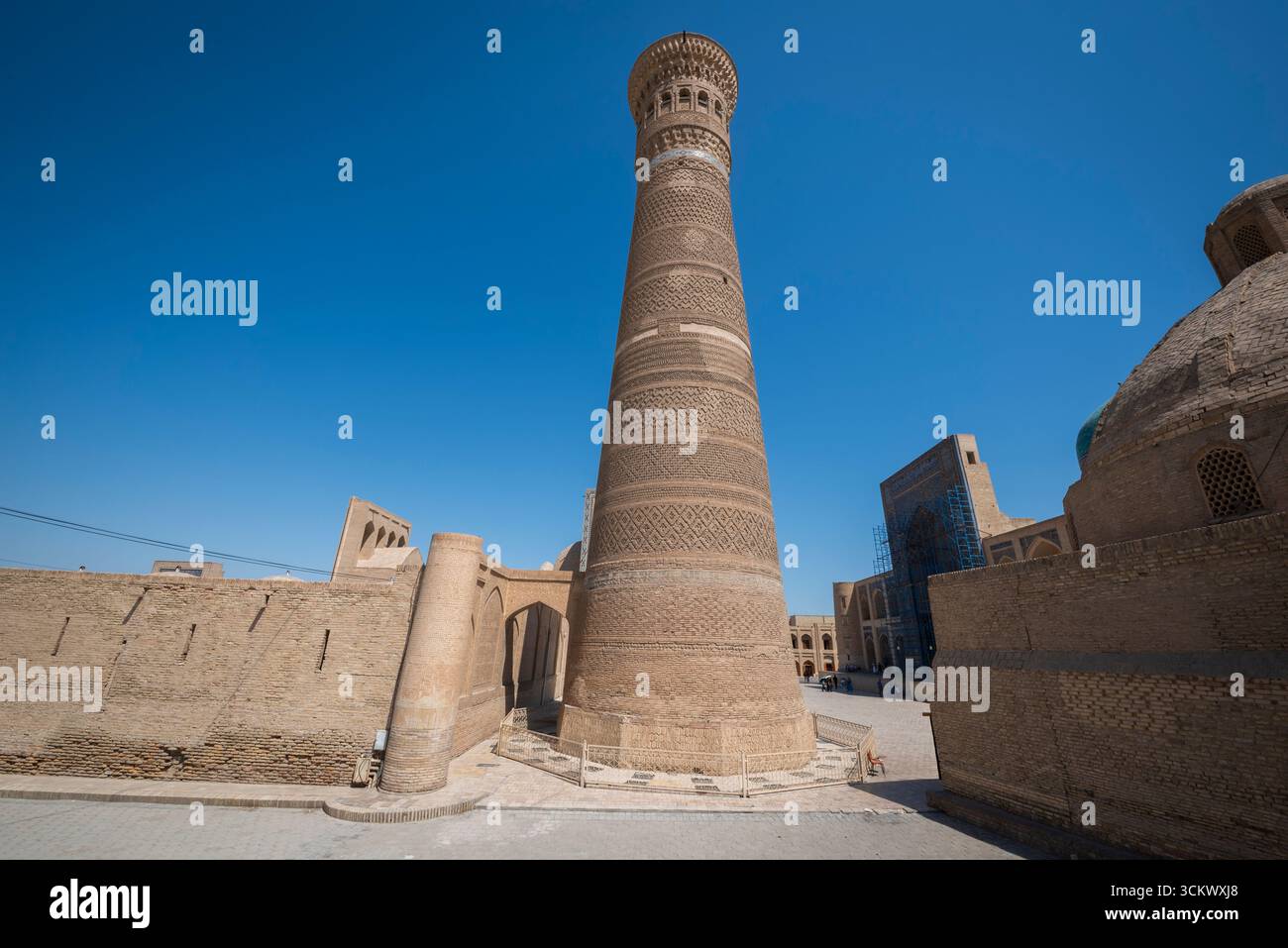 La famigerata torre Kalyan a Bukhara, accanto alla moschea ricostruita e alla madrasa. Foto Stock
