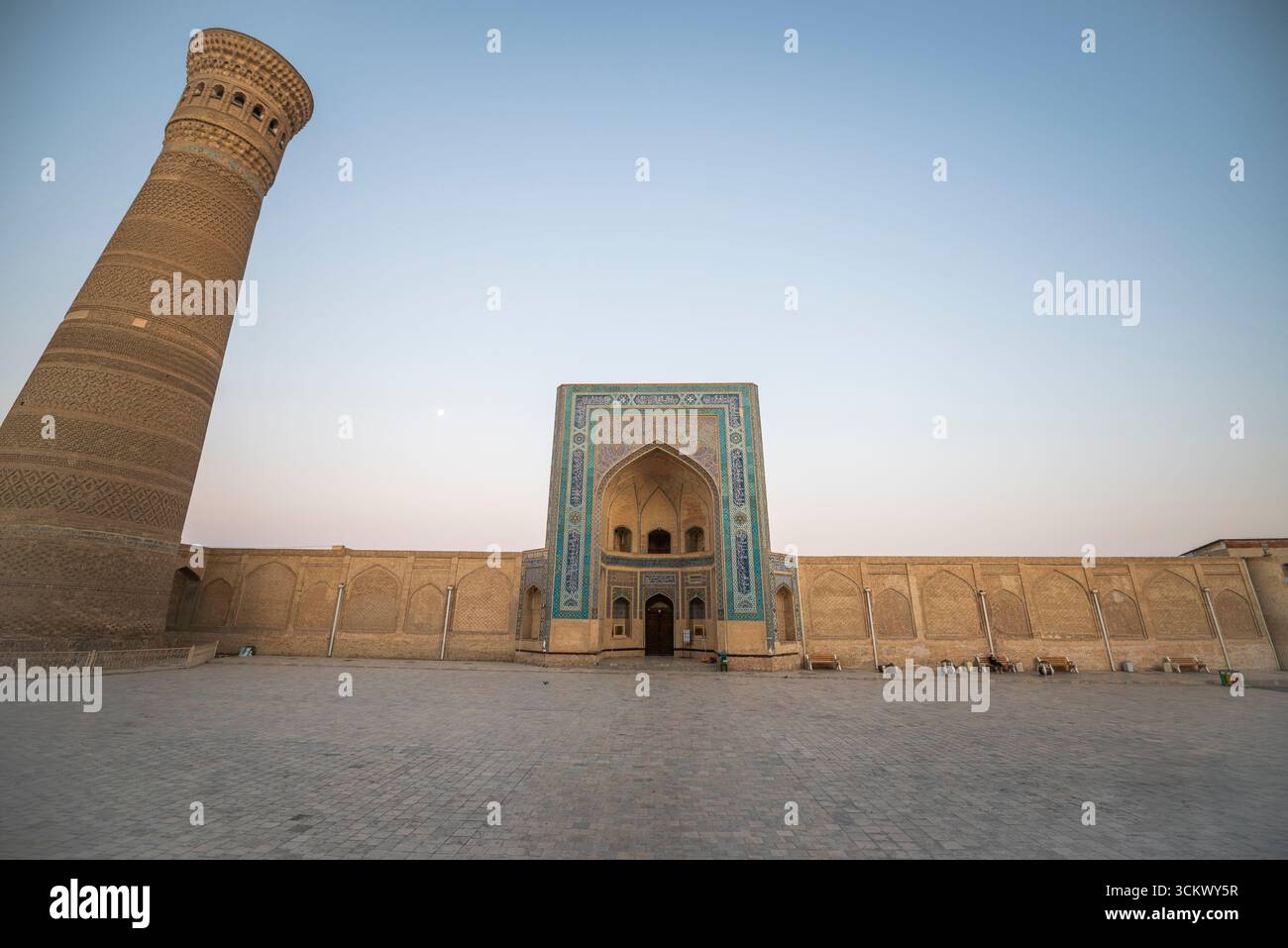 Il famoso minareto Kalyan a Bukhara, Uzbekistan, la mattina presto con la luna in discesa. Foto Stock