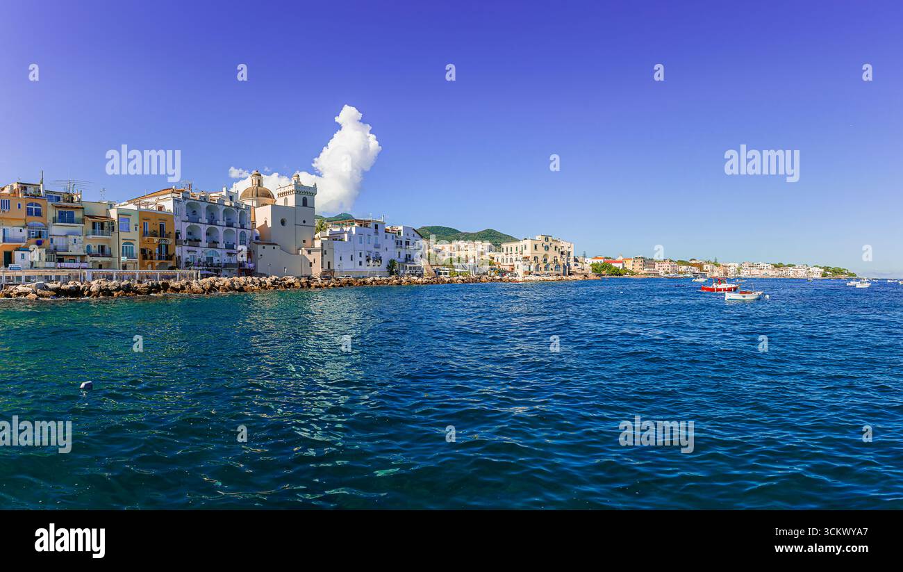 La splendida vista sul mare della spiaggia dei pescatori di Ischia Foto Stock