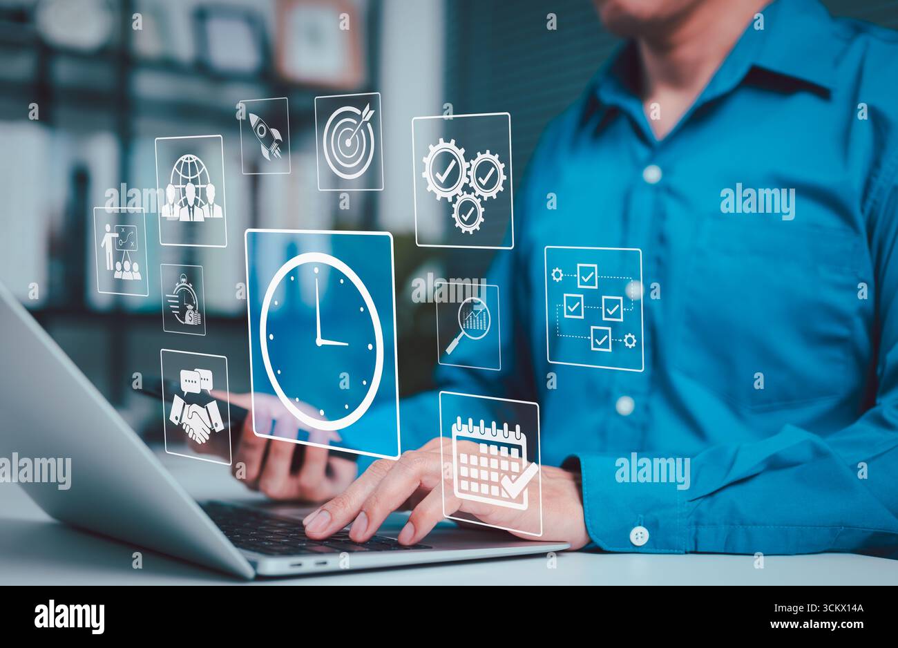 Concetto di gestione del tempo e ottimizzazione della produttività. Professionisti aziendali che utilizzano notebook con icone digitali che rappresentano il controllo del tempo, la produttività, Foto Stock