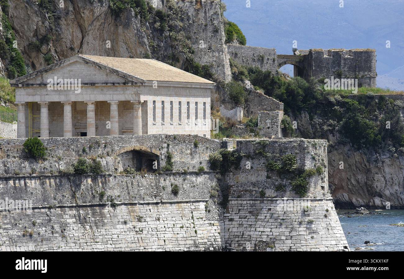 Vista panoramica della Chiesa di San Giorgio in stile georgiano con colonne in ordine dorico sui terreni della Vecchia Fortezza Veneziana nell'isola di Corfù, in Grecia. Foto Stock