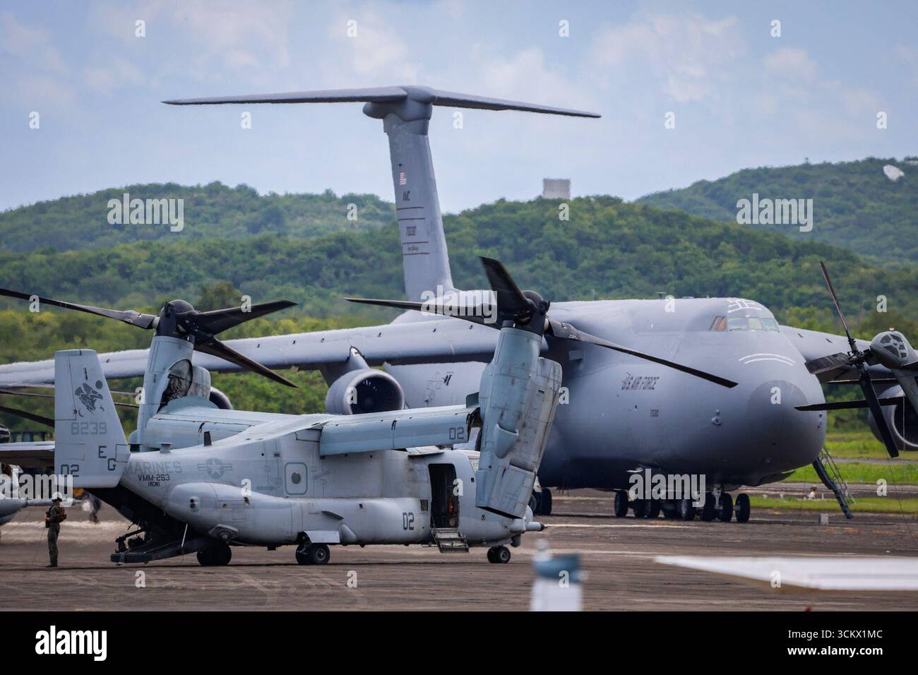 13 settembre 2025, Porto Rico, Ceiba: Un Bell-Boeing V-22 Osprey (l) e il Lockheed C-5M Super Galaxy aereo da trasporto wide-body della US Air Force si esibiscono durante un'esercitazione presso la Roosevelt Roads Naval Station, un'ex base della US Navy. Il Bell-Boeing V-22 Osprey Vertical Take-Off and Landing (VTOL) e Short Take-Off and Landing (STOL) è un ibrido tra un elicottero e un aereo. Porto Rico appartiene agli Stati Uniti come territorio straniero, ma è autogoverno e non è uno Stato federale. Per molti decenni, ci sono state diverse basi militari statunitensi sull'isola. Foto: Kendall Torres Cortés/dpa Foto Stock
