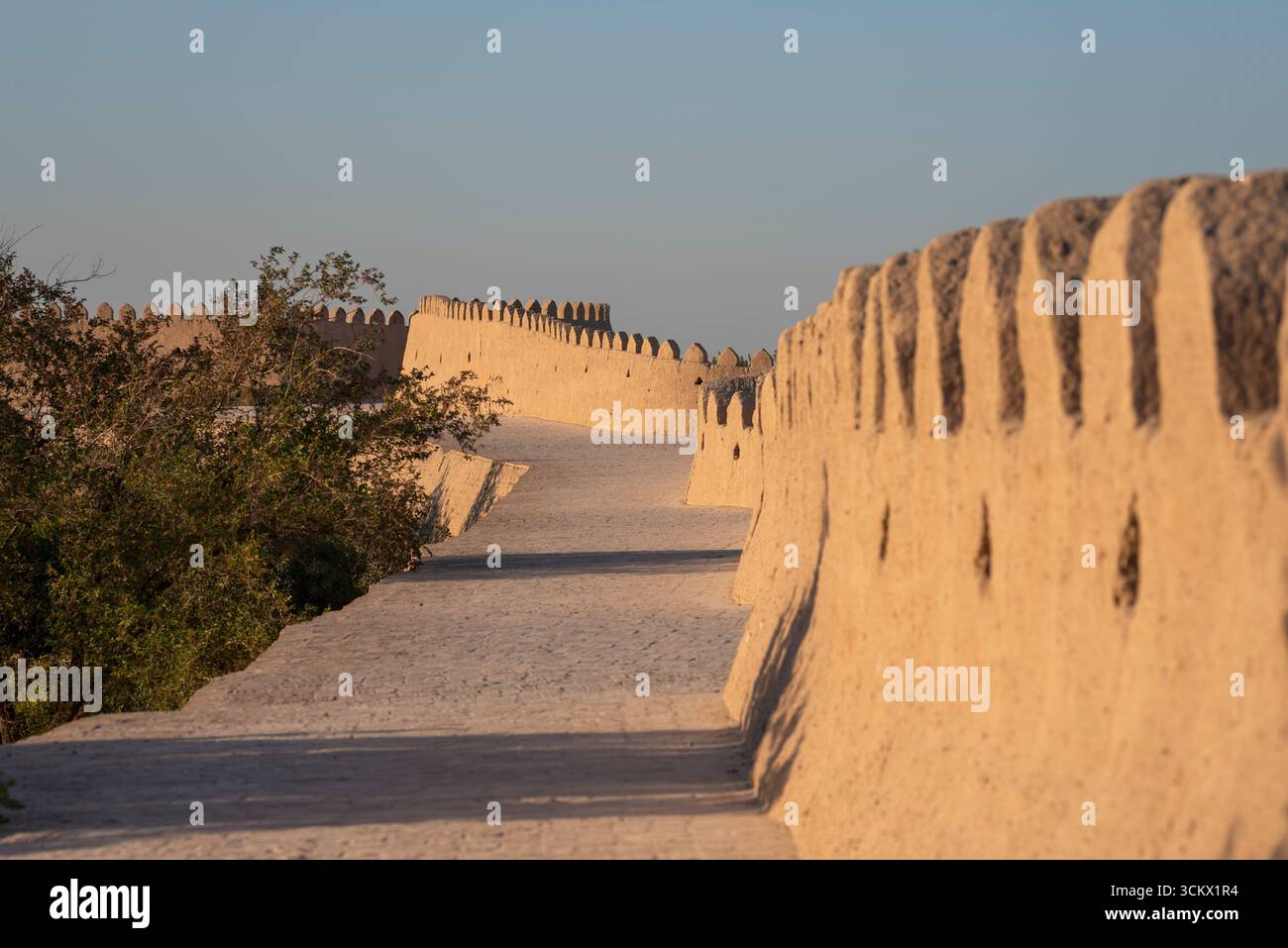Ammira le merlate mura difensive della città vecchia di Khiva, Uzbekistan. Foto Stock