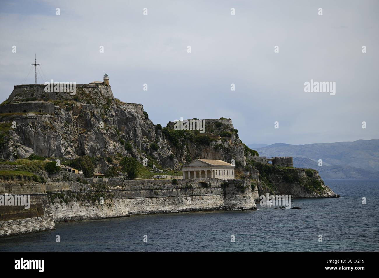 Vista panoramica della Chiesa di San Giorgio in stile georgiano con colonne in ordine dorico sui terreni della Vecchia Fortezza Veneziana nell'isola di Corfù, in Grecia. Foto Stock