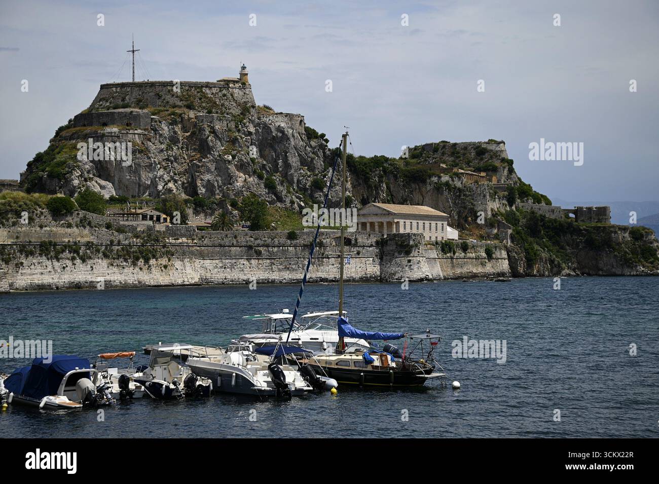 Vista panoramica della Chiesa di San Giorgio in stile georgiano con colonne in ordine dorico sui terreni della Vecchia Fortezza Veneziana nell'isola di Corfù, in Grecia. Foto Stock
