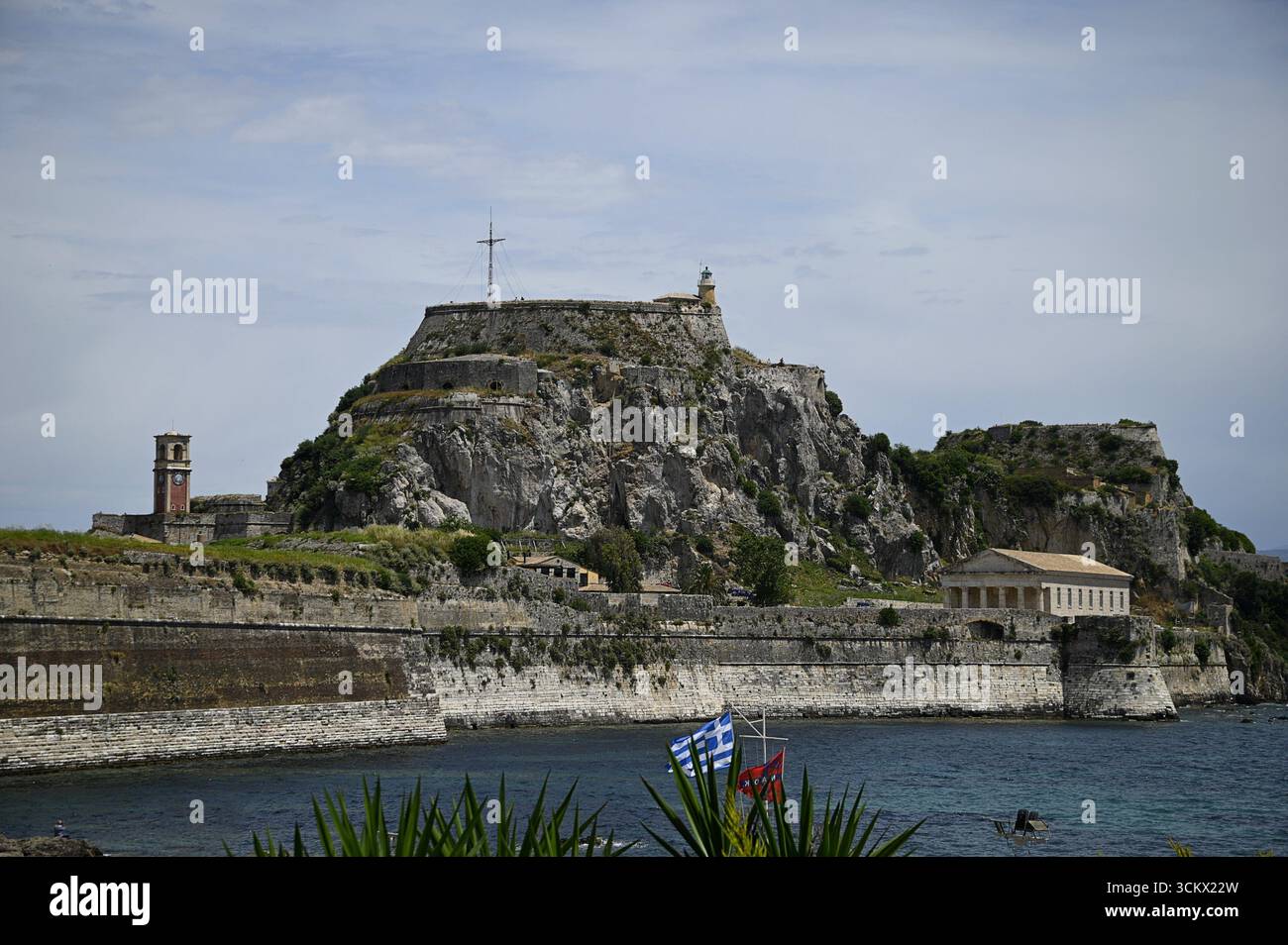 Vista panoramica della Chiesa di San Giorgio in stile georgiano con colonne in ordine dorico sui terreni della Vecchia Fortezza Veneziana nell'isola di Corfù, in Grecia. Foto Stock