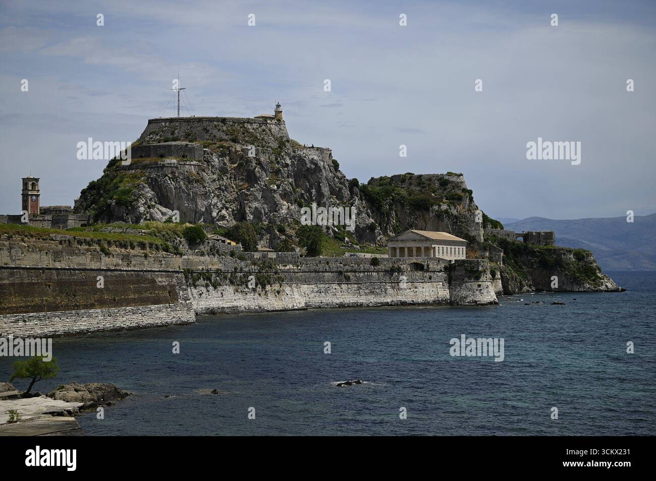 Vista panoramica della Chiesa di San Giorgio in stile georgiano con colonne in ordine dorico sui terreni della Vecchia Fortezza Veneziana nell'isola di Corfù, in Grecia. Foto Stock
