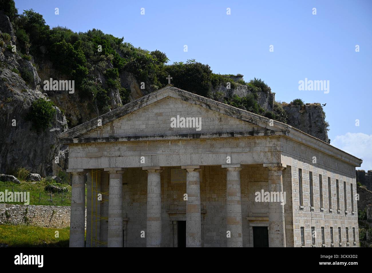Vista panoramica della Chiesa di San Giorgio in stile georgiano con colonne in ordine dorico sui terreni della Vecchia Fortezza Veneziana nell'isola di Corfù, in Grecia. Foto Stock