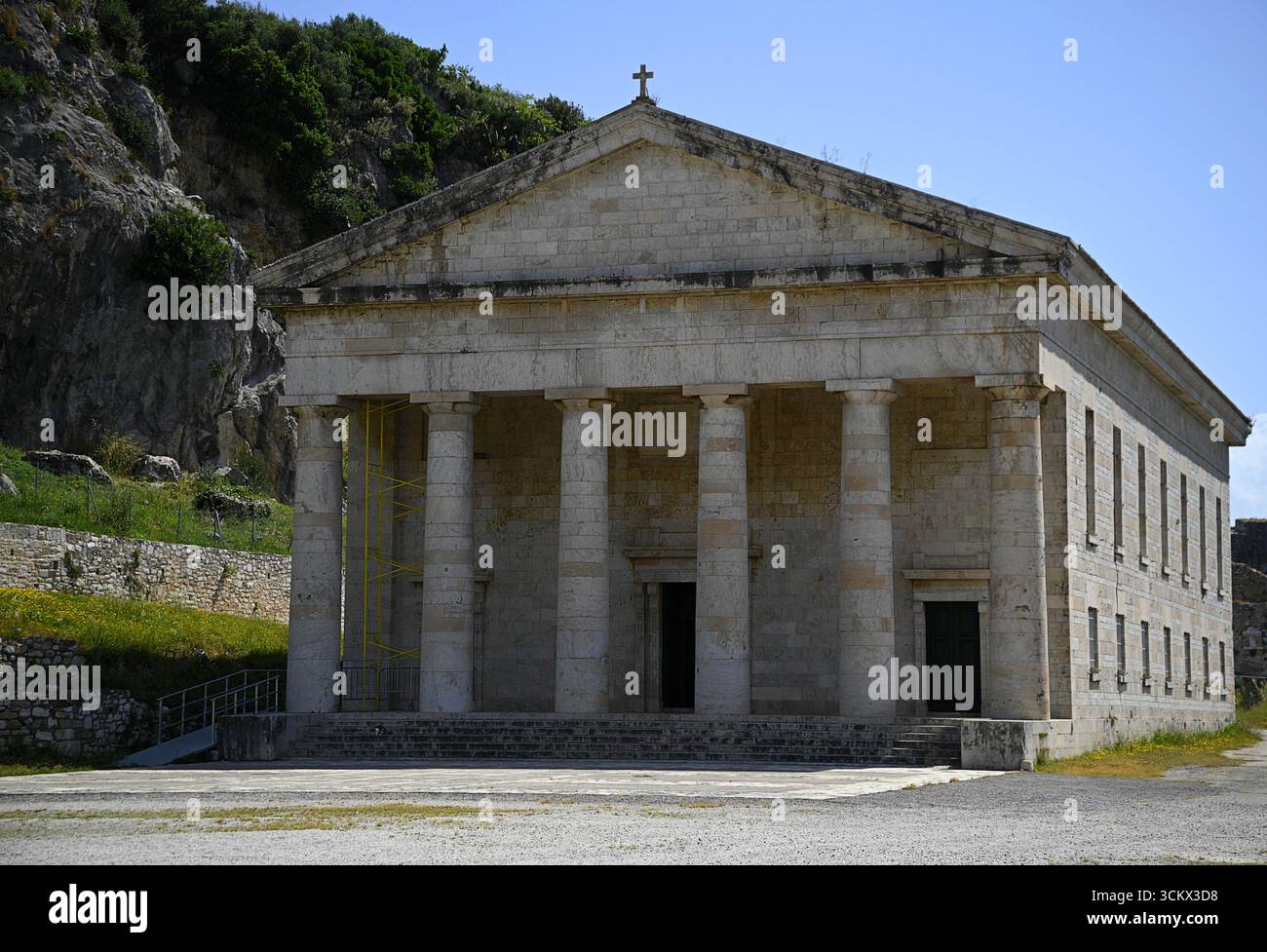 Vista panoramica della Chiesa di San Giorgio in stile georgiano con colonne in ordine dorico sui terreni della Vecchia Fortezza Veneziana nell'isola di Corfù, in Grecia. Foto Stock