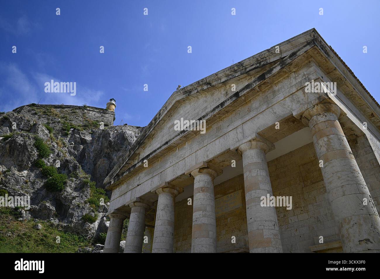 Vista panoramica della Chiesa di San Giorgio in stile georgiano con colonne in ordine dorico sui terreni della Vecchia Fortezza Veneziana nell'isola di Corfù, in Grecia. Foto Stock