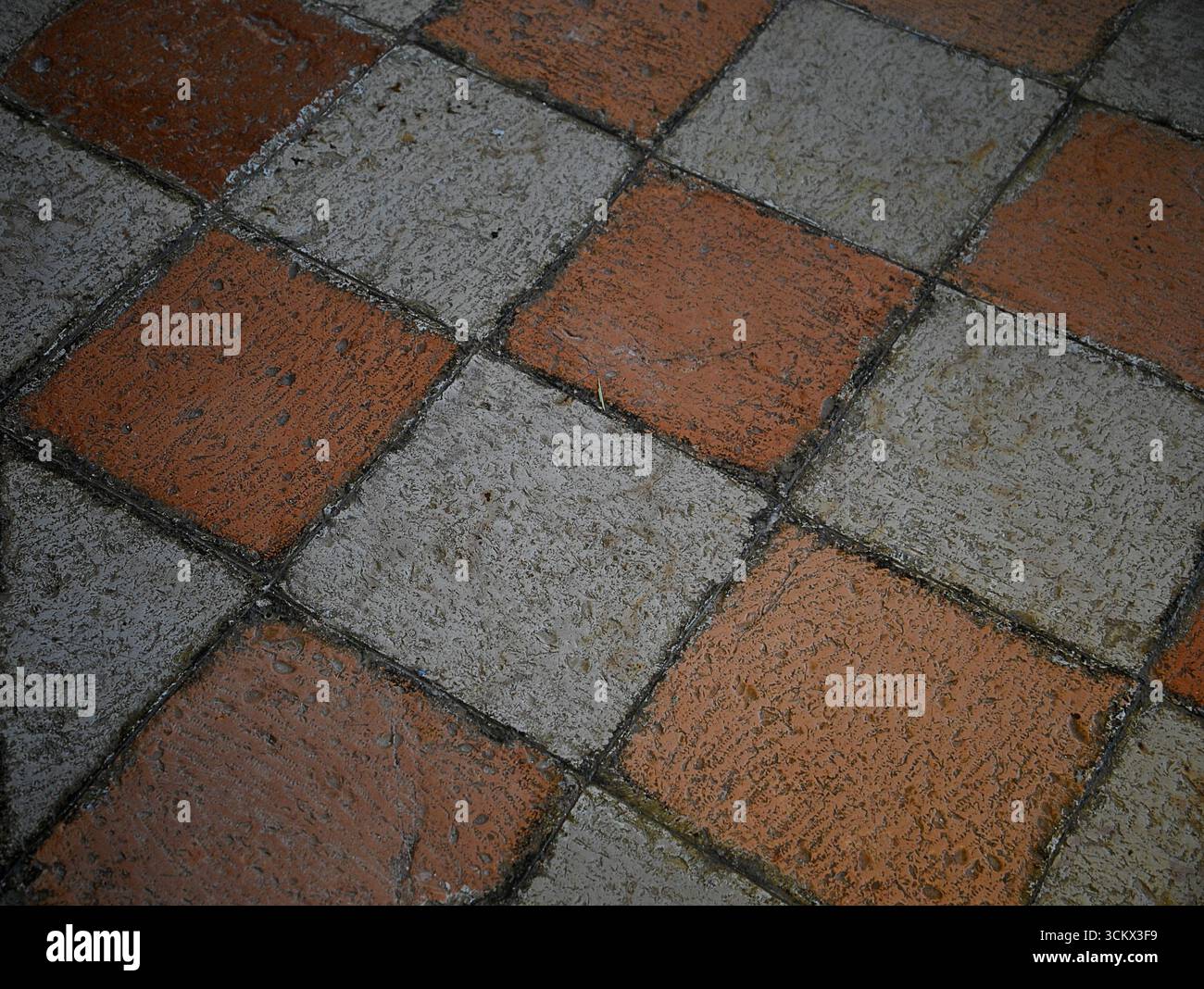 Piastrelle di cotto antico all'esterno della chiesa di San Giorgio in stile georgiano, sui terreni della vecchia fortezza veneziana a Corfù in Grecia. Foto Stock