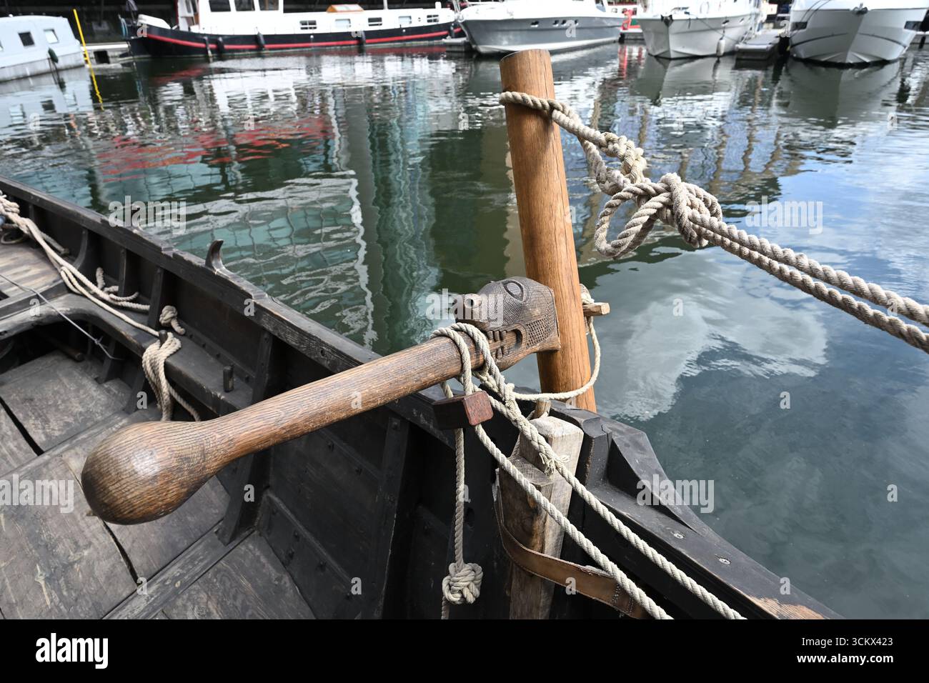 Tiller of the Saga Farmann al St Katherine Docks Classic Boat Festival 2025 Foto Stock
