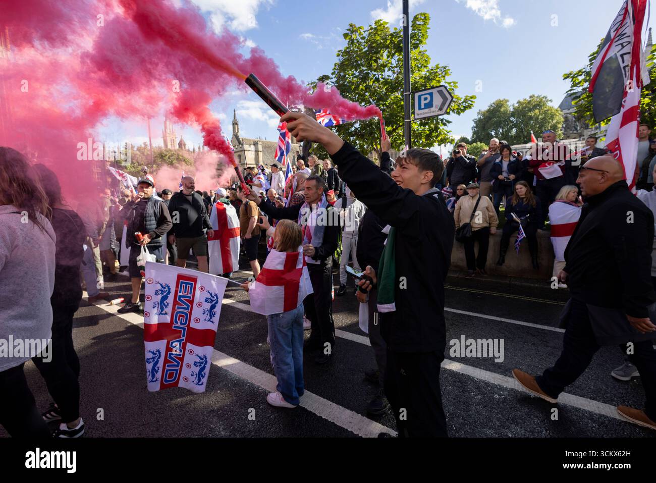 REGNO UNITO. 13 settembre 2025. La foto mostra i sostenitori di Tommy Robinson che hanno partecipato a una protesta di estrema destra a Whitehall, dove più di 110.000 hanno marciato all'evento "Unite the Kingdom" sabato 13 settembre a Londra. Westminster, centro di Londra, Inghilterra, Regno Unito 13 settembre 2025 crediti: Jeff Gilbert/Alamy Live News Foto Stock
