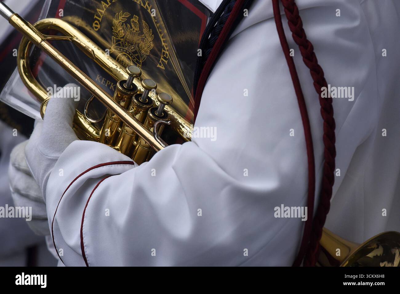 Trombettista di ottoni della società Filarmonica di Corfù che marciò alla Parata Nazionale delle feste del 21 maggio nell'isola di Corfù, Grecia. Foto Stock