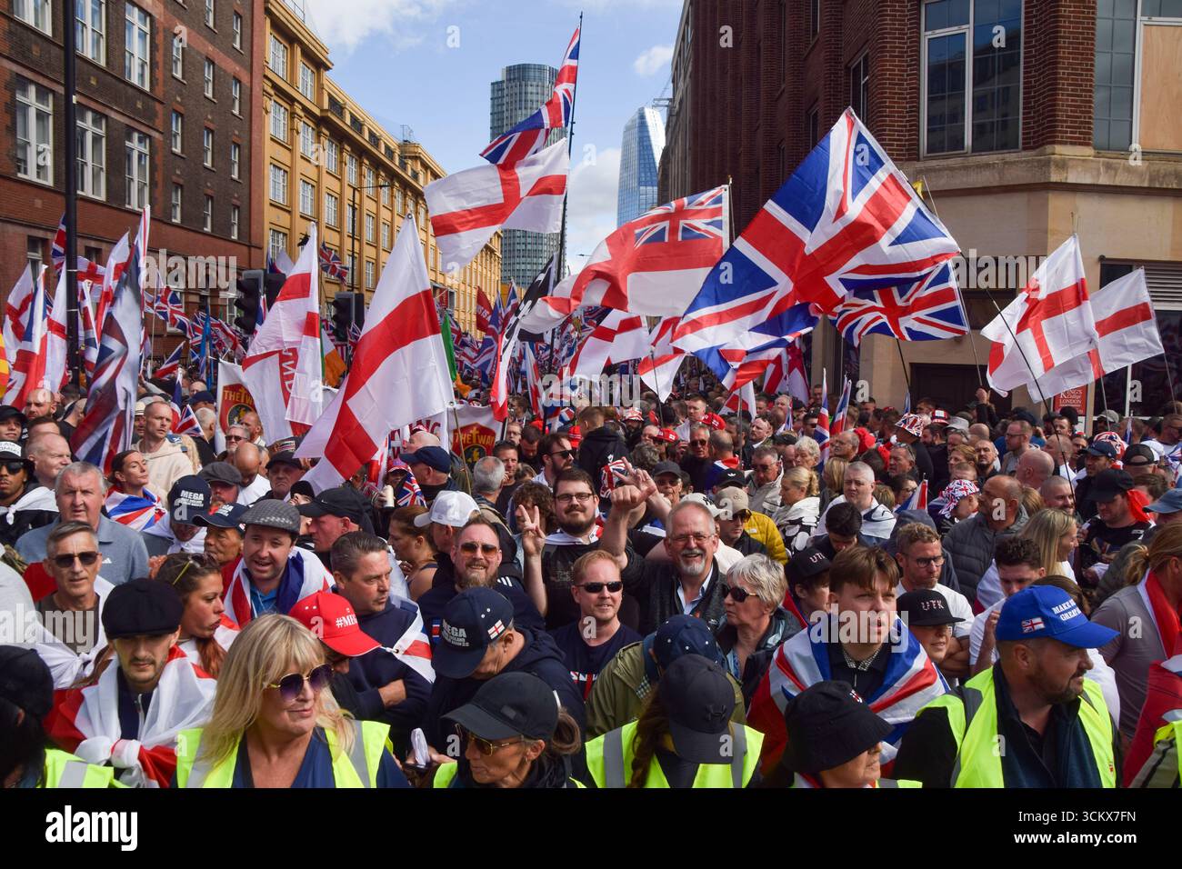 Londra, Regno Unito. 13 settembre 2025. I manifestanti di estrema destra passano lungo il ponte di Westminster durante la marcia "Unite il Regno". Crediti: Vuk Valcic/Alamy Live News Foto Stock