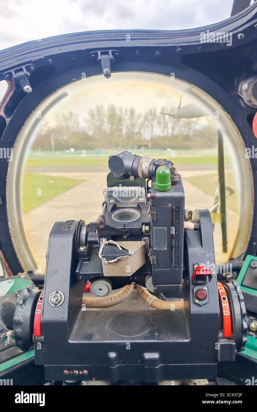 Vecchio cruscotto militare sovietico mi-24 con vecchi display analogici Foto Stock