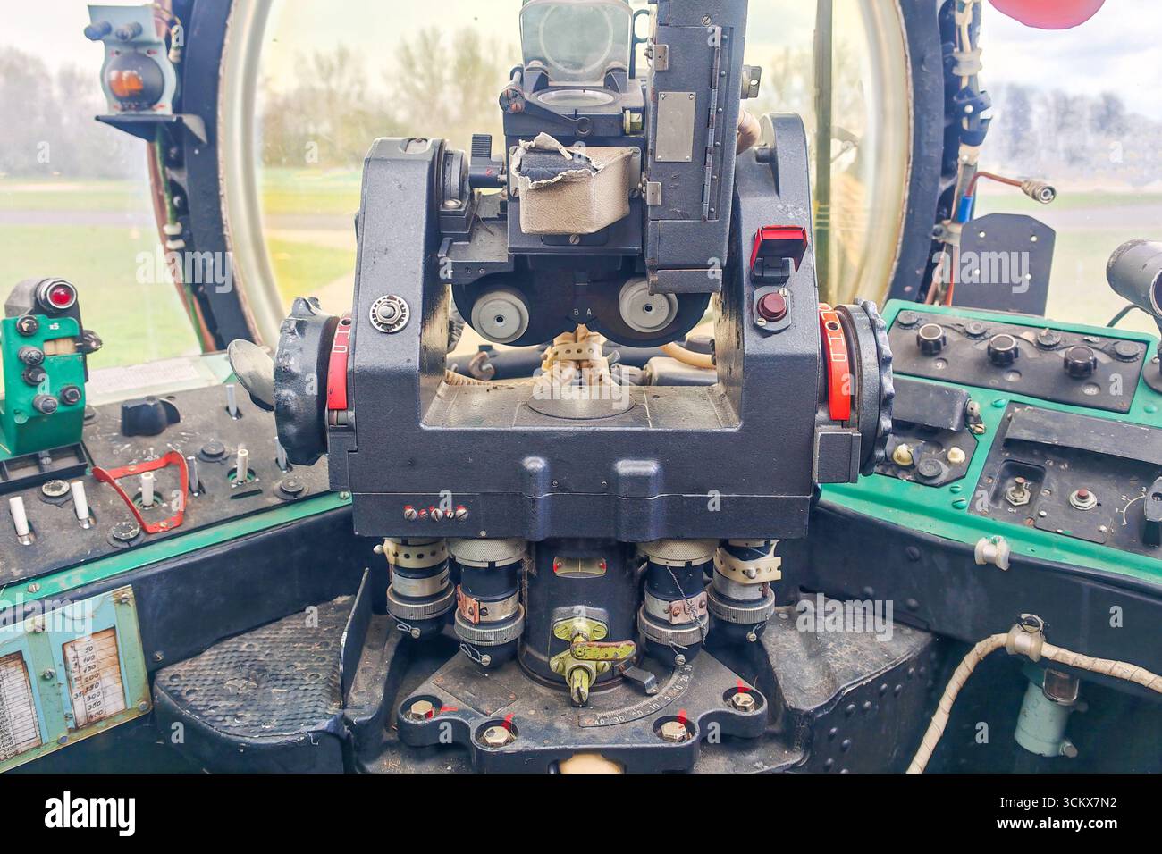 Vecchio cruscotto militare sovietico mi-24 con vecchi display analogici Foto Stock