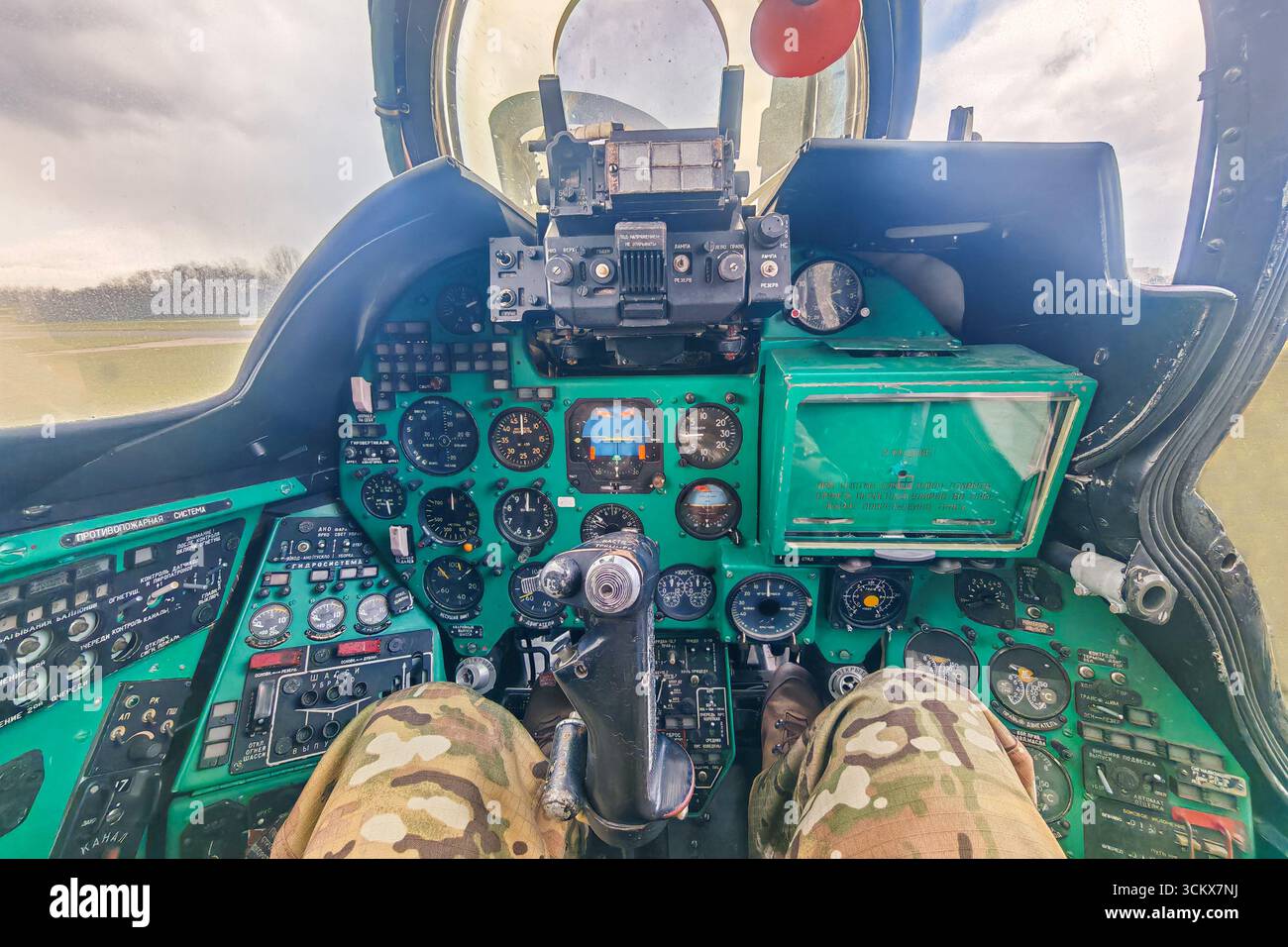 Vecchio cruscotto militare sovietico mi-24 con vecchi display analogici Foto Stock