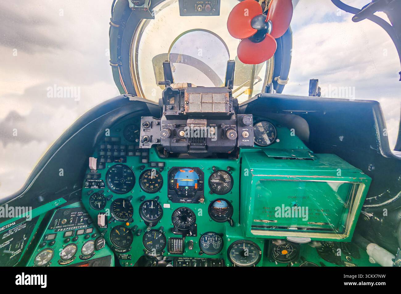 Vecchio cruscotto militare sovietico mi-24 con vecchi display analogici Foto Stock