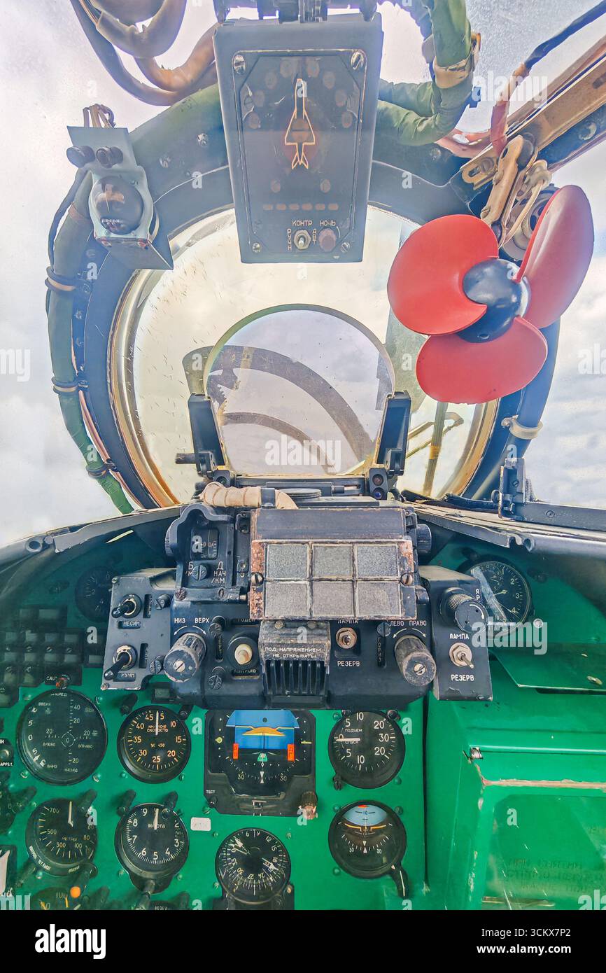 Vecchio cruscotto militare sovietico mi-24 con vecchi display analogici Foto Stock