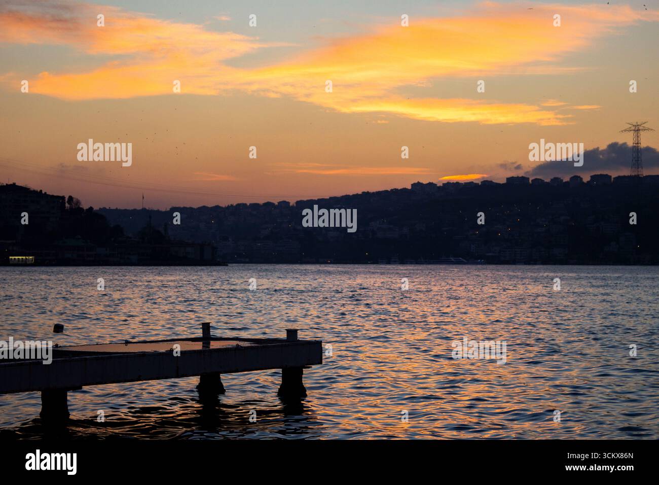Tramonto dorato sullo stretto del bosforo di Istanbul Foto Stock