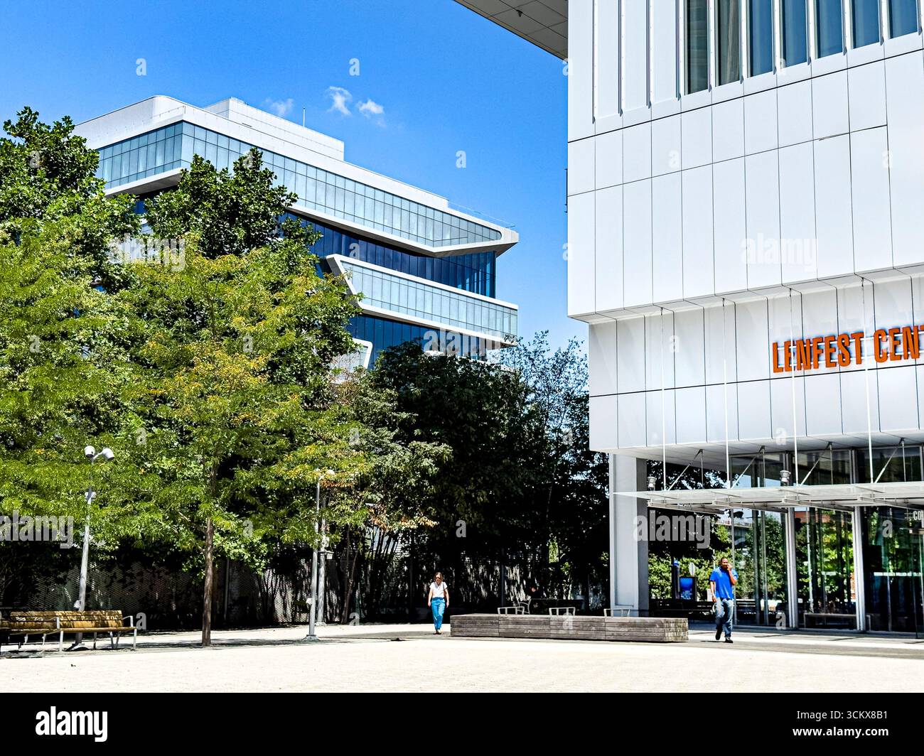 Lenfest Center for the Arts (primo piano), Henry R. Kravis Hall (sfondo), esterno dell'edificio, Columbia University, campus di Manhattan, 615 West 1 Foto Stock