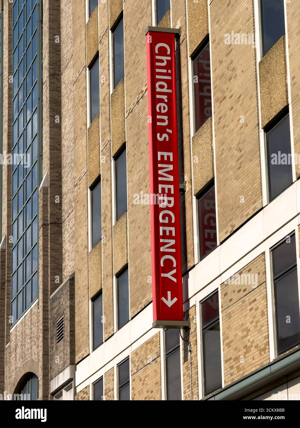 Morgan Stanley Children's Hospital, Alexandra & Steven Cohen Children's Emergency Department, segnale di emergenza per bambini sull'esterno dell'edificio, New York Foto Stock