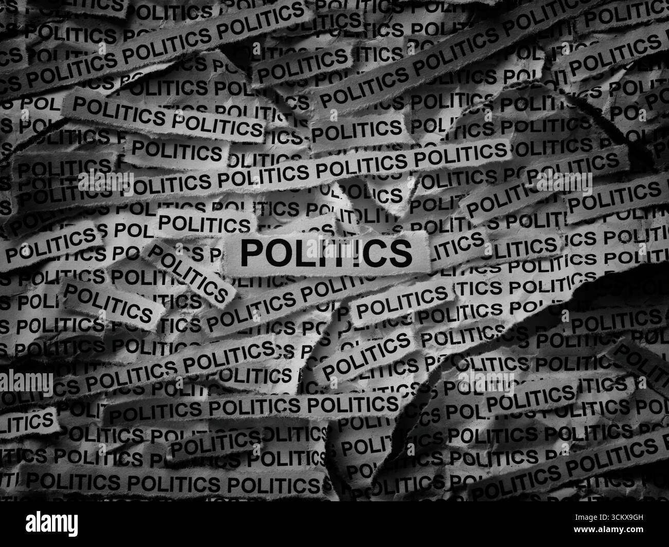Strisce di giornali con le parole "politica". Bianco e nero. Primo piano. Foto Stock