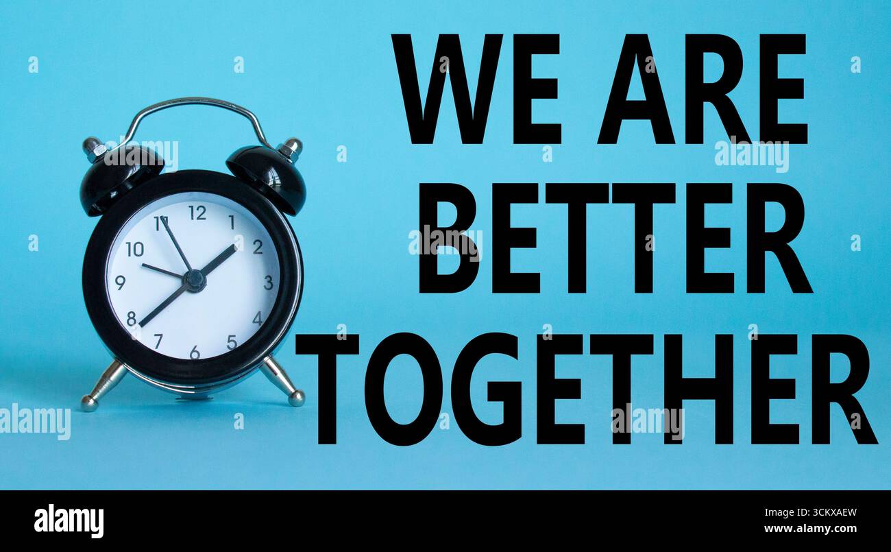 Raccontaci il simbolo della tua storia. Splendido sfondo blu con sveglia con parole che raccontano la tua storia. Business e raccontaci il tuo concetto di storia. Servizio fotocopie Foto Stock