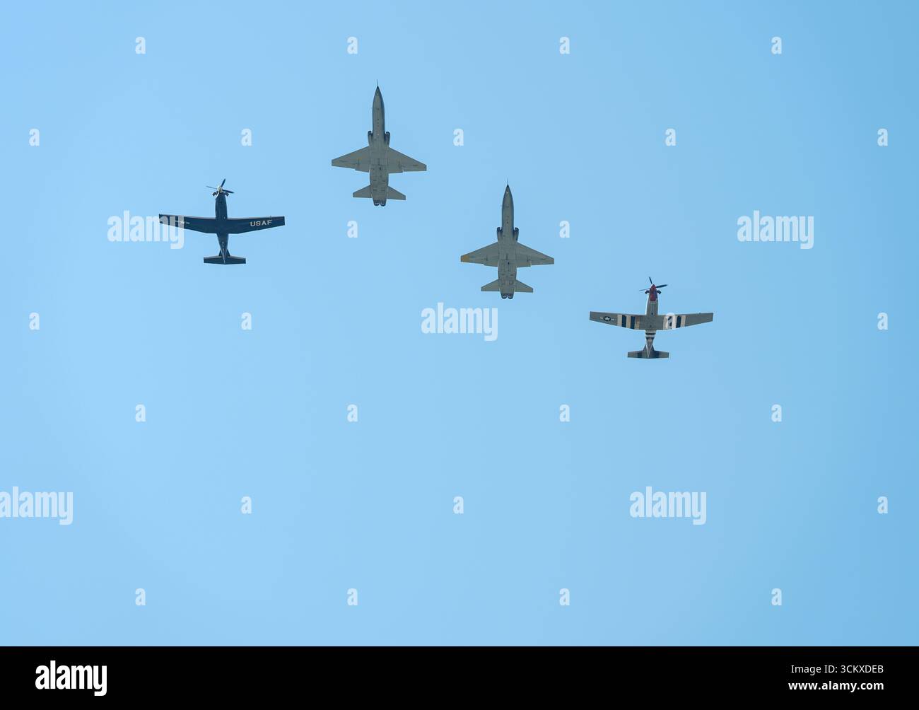 Waco, Texas, Stati Uniti. 13 settembre 2025. La United States Air Force esegue un cavalcavia composto da due T-6 e due T-38 dalla Sheppard Air Force base, prima di una partita di football tra i Baylor Bears e i Samford Bulldogs il 13 settembre 2025 a Waco, Texas. (Credit Image: © Scott Coleman/ZUMA Press Wire) SOLO PER USO EDITORIALE! Non per USO commerciale! Foto Stock