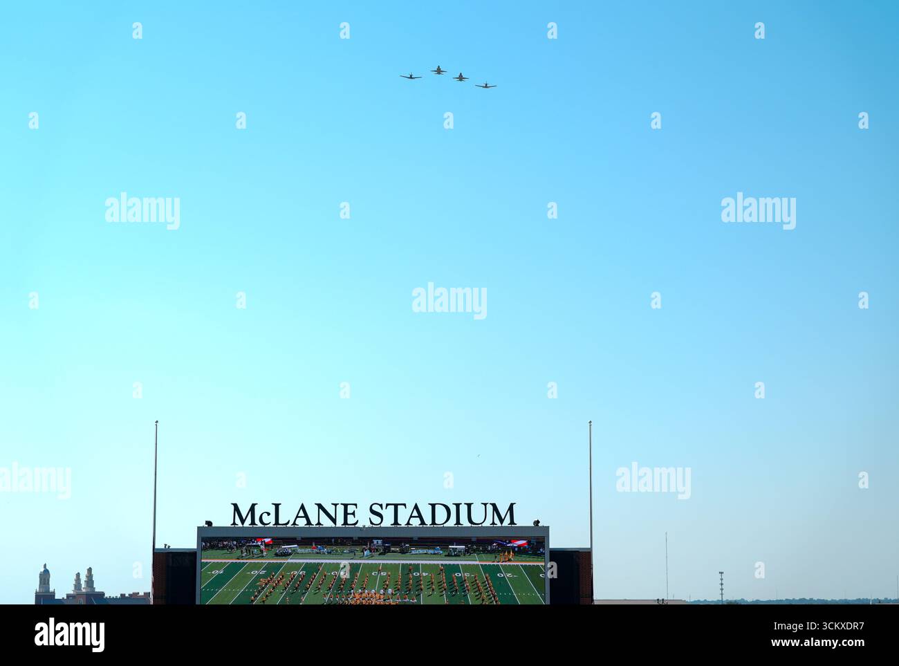 Waco, Texas, Stati Uniti. 13 settembre 2025. La United States Air Force esegue un cavalcavia composto da due T-6 e due T-38 dalla Sheppard Air Force base, prima di una partita di football tra i Baylor Bears e i Samford Bulldogs il 13 settembre 2025 a Waco, Texas. (Credit Image: © Scott Coleman/ZUMA Press Wire) SOLO PER USO EDITORIALE! Non per USO commerciale! Foto Stock