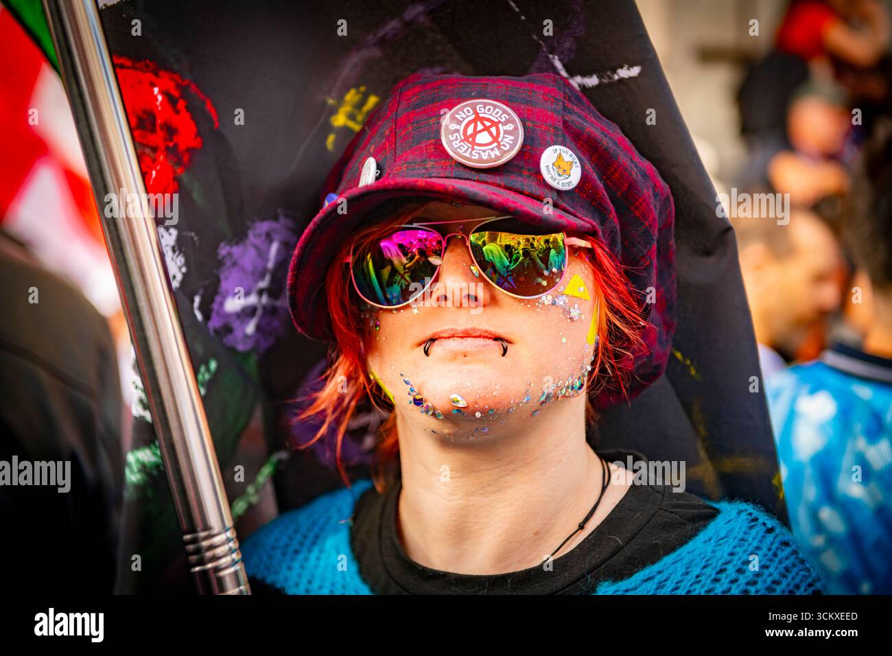 Un manifestante alla Unite the Kingdom march - Londra, Regno Unito. 13 settembre 2025. I nazionalisti di estrema destra litigano con la polizia. Foto Stock