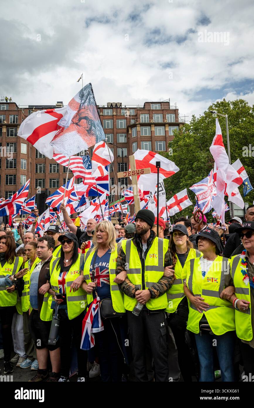 la marcia "Unisci il Regno" guidata da Tommy Robinson riunisce centinaia di migliaia di manifestanti nel centro di Londra, Inghilterra, Regno Unito, 13 settembre 2025 Foto Stock