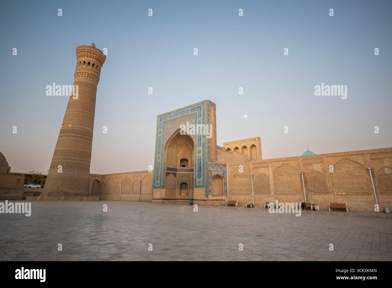 Il famoso minareto Kalon, a Bukhara, Uzbekistan. Gengis Khan si trovava davanti a questo minareto, dichiarando la sua bellezza e rifiutando di distruggerlo. Foto Stock