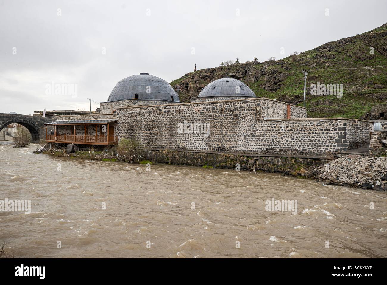 Veduta aerea della città di Kars nell'Anatolia orientale della Turchia, Paesaggio urbano storico, Edifici tradizionali in pietra e paesaggio urbano scenografico Foto Stock