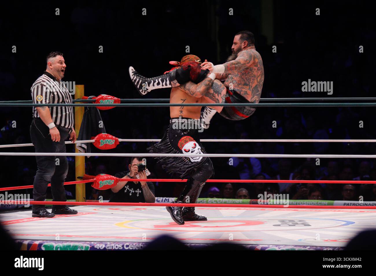 Città del Messico, Messico. 12 settembre 2025. Il wrestler Zandokan sottopose il wrestler Brody King con un headlock durante uno show di wrestling del World Wrestling Council (CMLL) all'Arena Mexico. Il 13 settembre 2025 a città del Messico, Messico. (Foto di Carlos Santiago/ credito: Eyepix Group/Alamy Live News Foto Stock