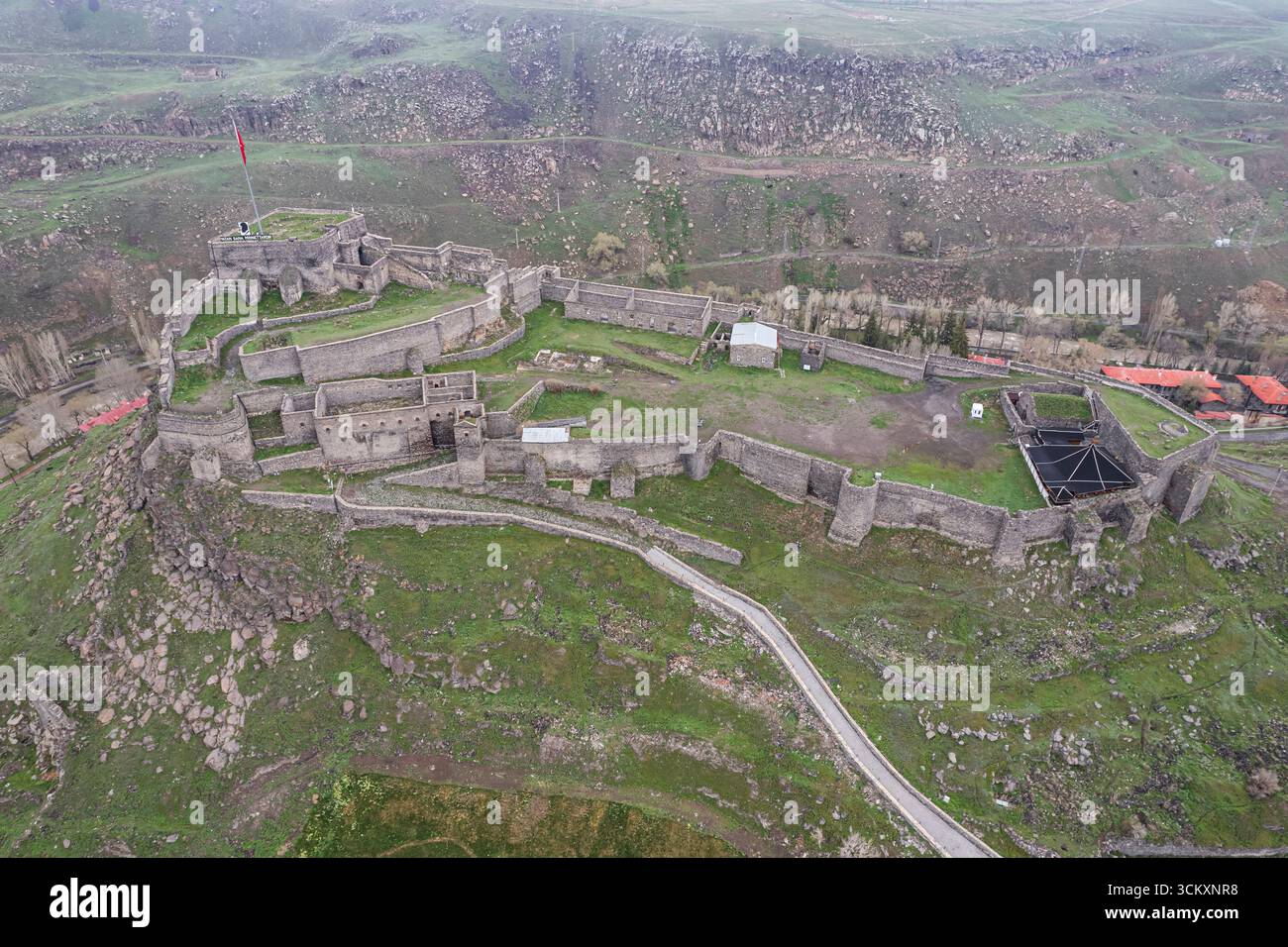 Veduta aerea della città di Kars nell'Anatolia orientale della Turchia, Paesaggio urbano storico, Edifici tradizionali in pietra e paesaggio urbano scenografico Foto Stock