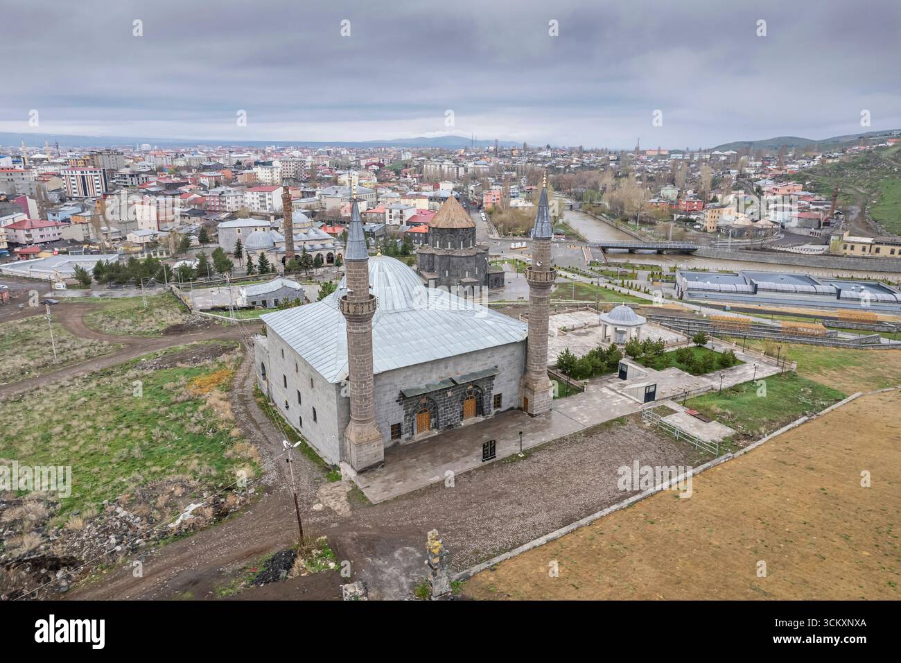 Veduta aerea della città di Kars nell'Anatolia orientale della Turchia, Paesaggio urbano storico, Edifici tradizionali in pietra e paesaggio urbano scenografico Foto Stock