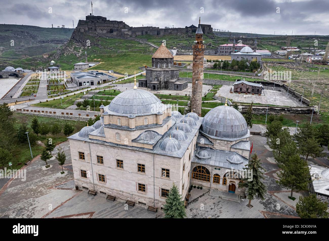 Veduta aerea della città di Kars nell'Anatolia orientale della Turchia, Paesaggio urbano storico, Edifici tradizionali in pietra e paesaggio urbano scenografico Foto Stock