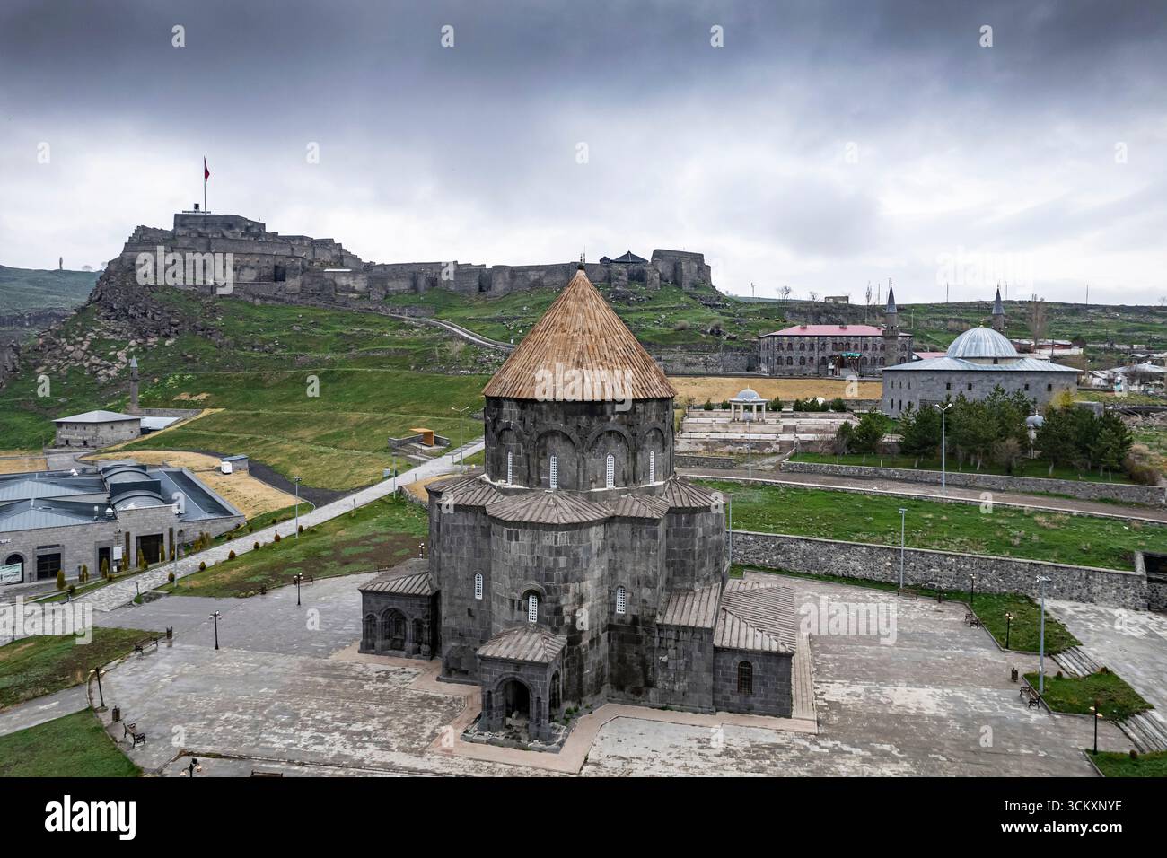 Veduta aerea della città di Kars nell'Anatolia orientale della Turchia, Paesaggio urbano storico, Edifici tradizionali in pietra e paesaggio urbano scenografico Foto Stock