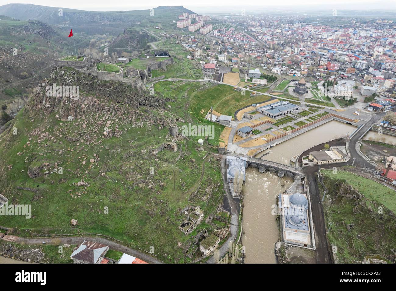 Veduta aerea della città di Kars nell'Anatolia orientale della Turchia, Paesaggio urbano storico, Edifici tradizionali in pietra e paesaggio urbano scenografico Foto Stock