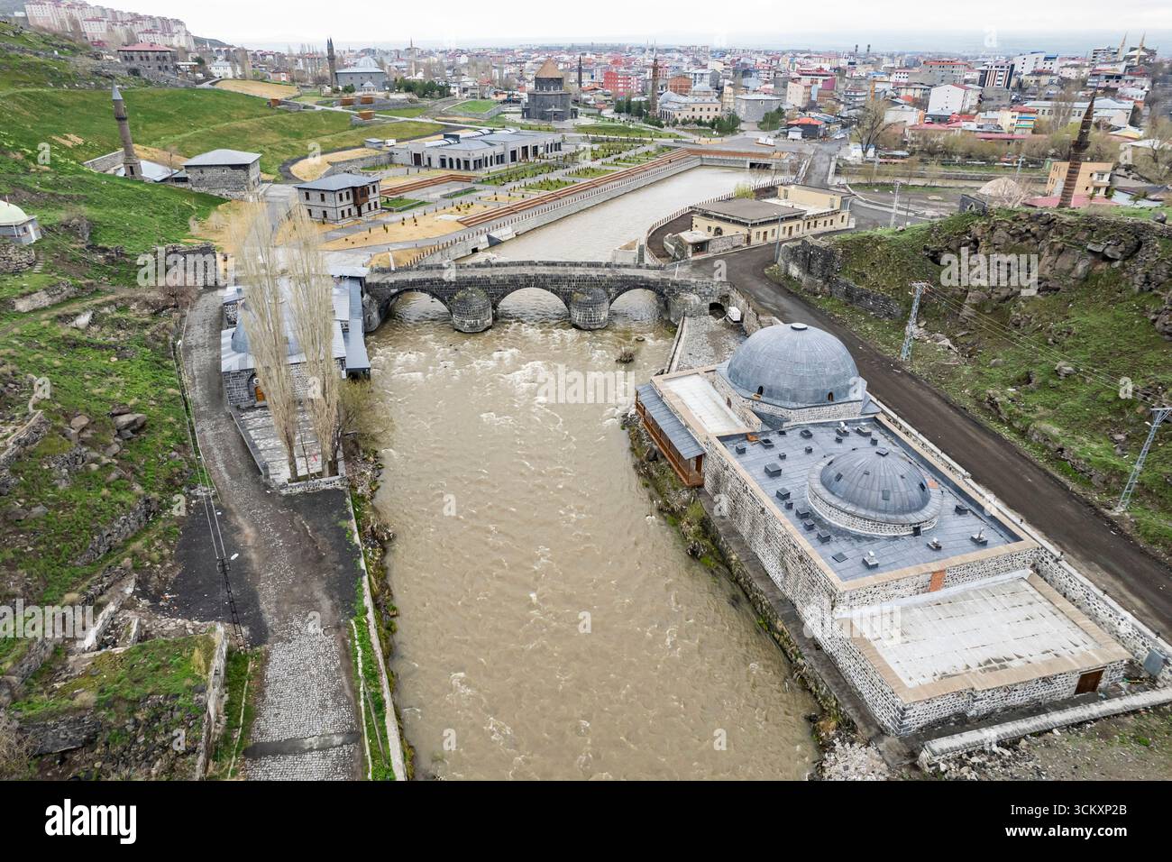 Veduta aerea della città di Kars nell'Anatolia orientale della Turchia, Paesaggio urbano storico, Edifici tradizionali in pietra e paesaggio urbano scenografico Foto Stock