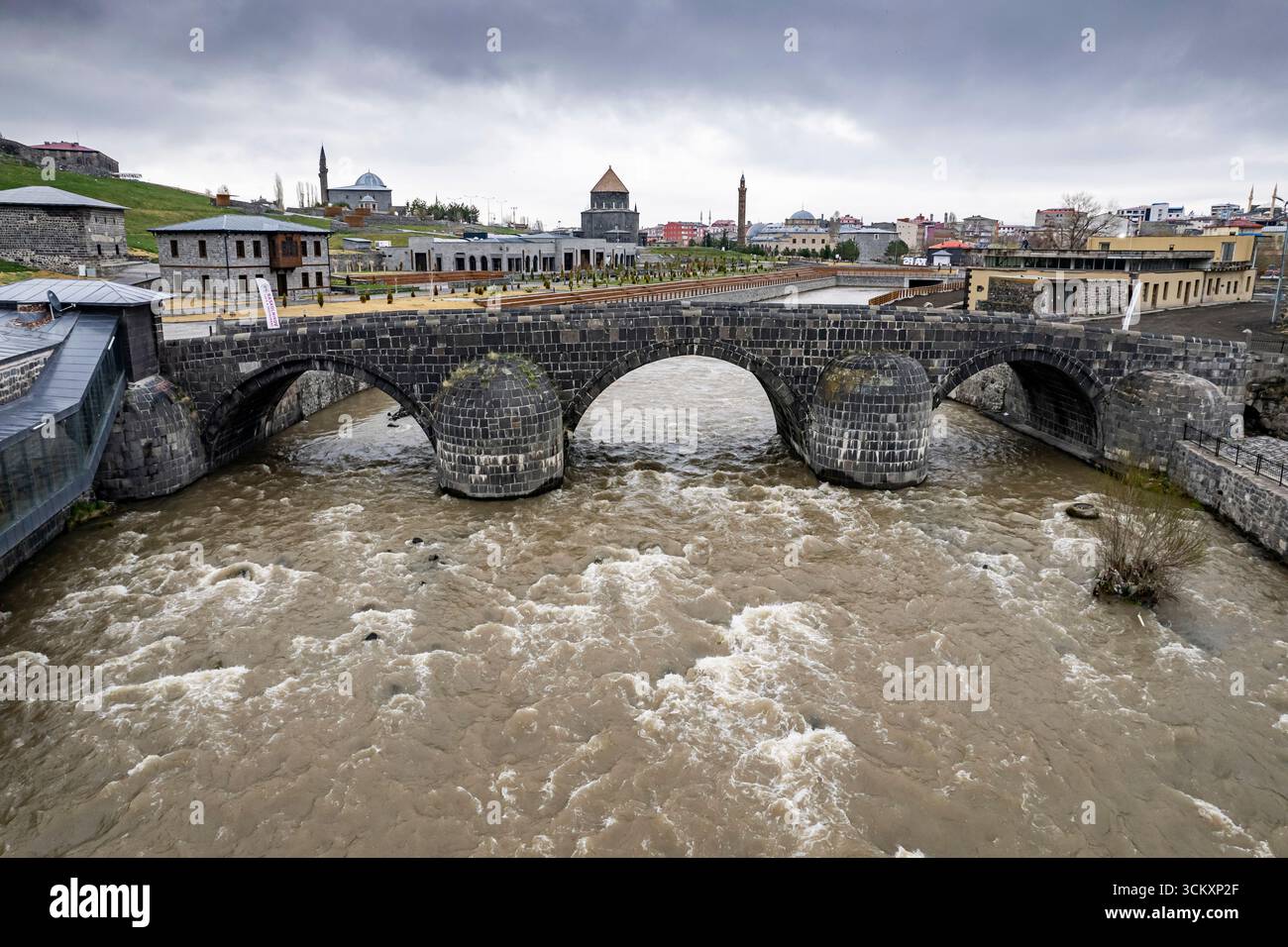Veduta aerea della città di Kars nell'Anatolia orientale della Turchia, Paesaggio urbano storico, Edifici tradizionali in pietra e paesaggio urbano scenografico Foto Stock