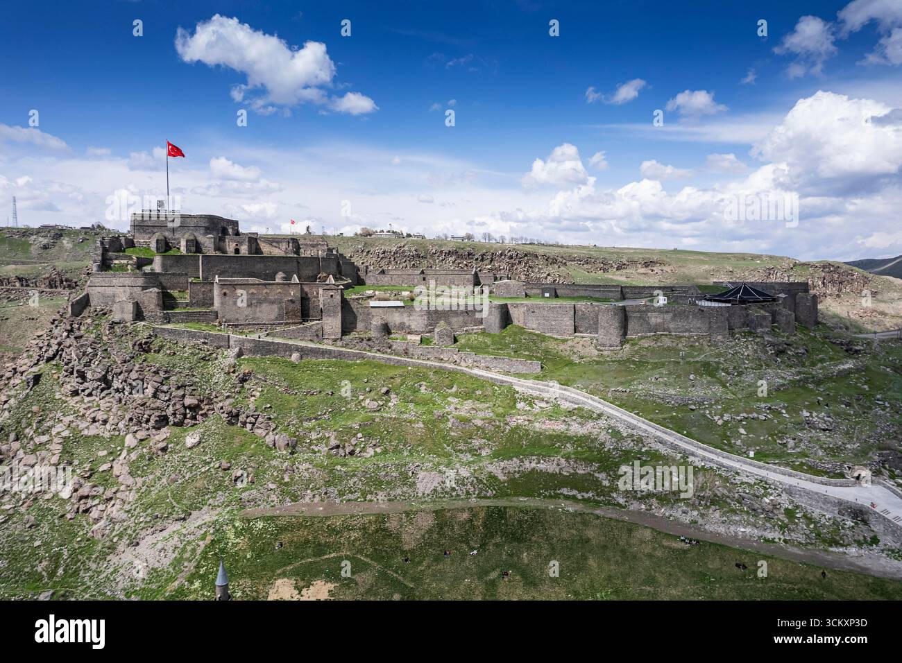 Veduta aerea della città di Kars nell'Anatolia orientale della Turchia, Paesaggio urbano storico, Edifici tradizionali in pietra e paesaggio urbano scenografico Foto Stock