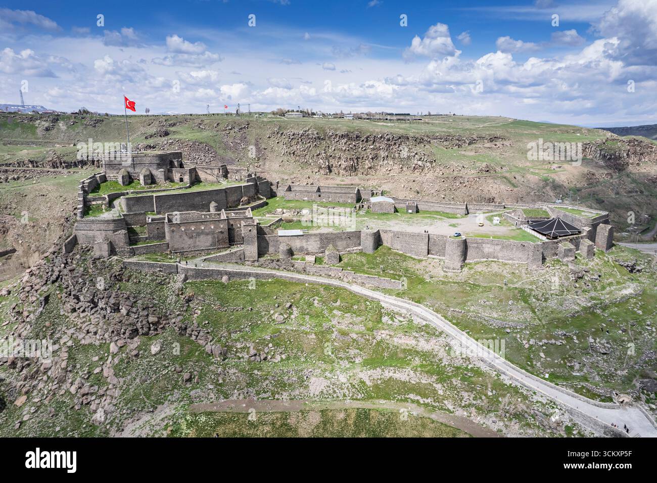 Veduta aerea della città di Kars nell'Anatolia orientale della Turchia, Paesaggio urbano storico, Edifici tradizionali in pietra e paesaggio urbano scenografico Foto Stock