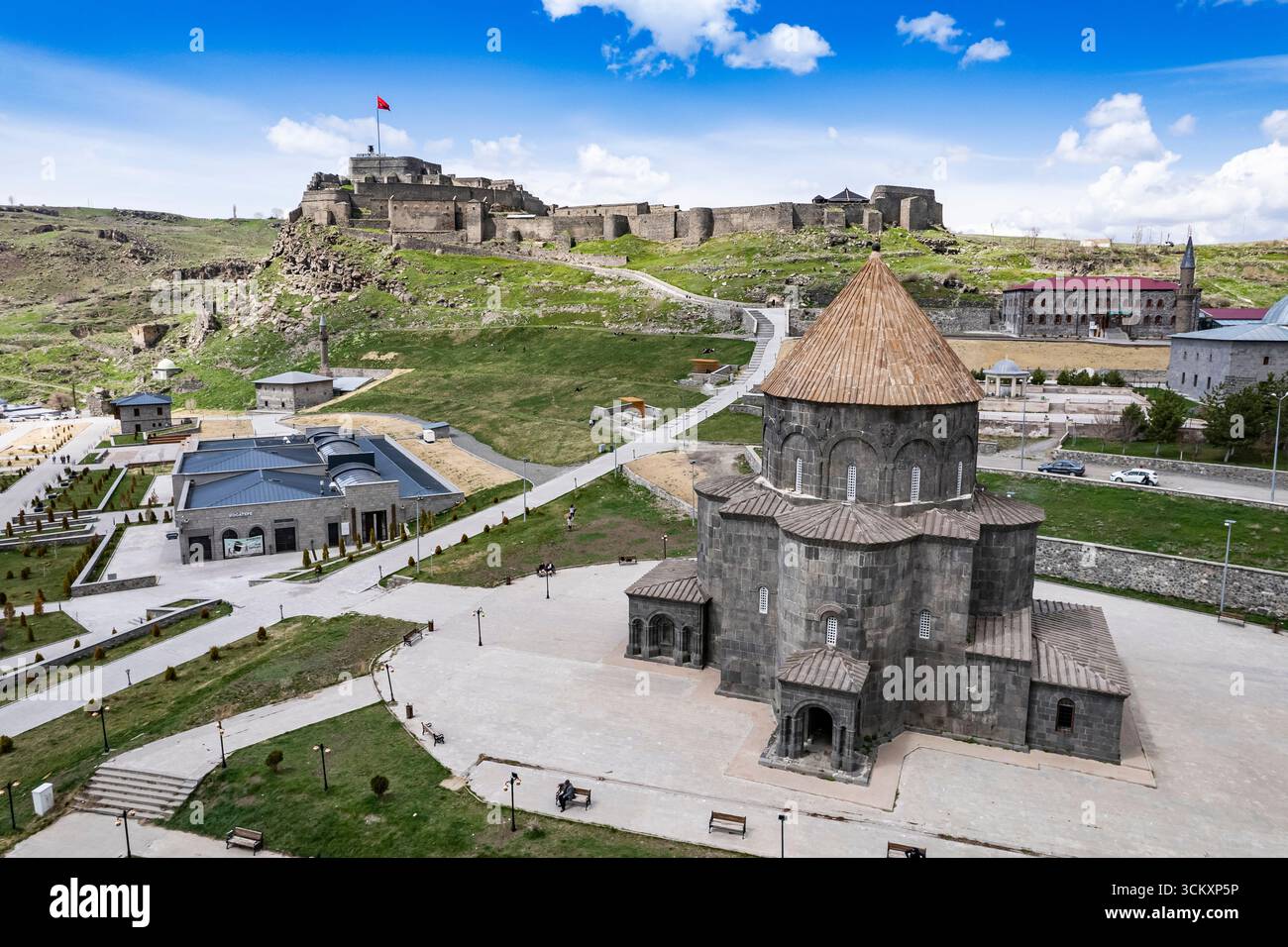 Veduta aerea della città di Kars nell'Anatolia orientale della Turchia, Paesaggio urbano storico, Edifici tradizionali in pietra e paesaggio urbano scenografico Foto Stock