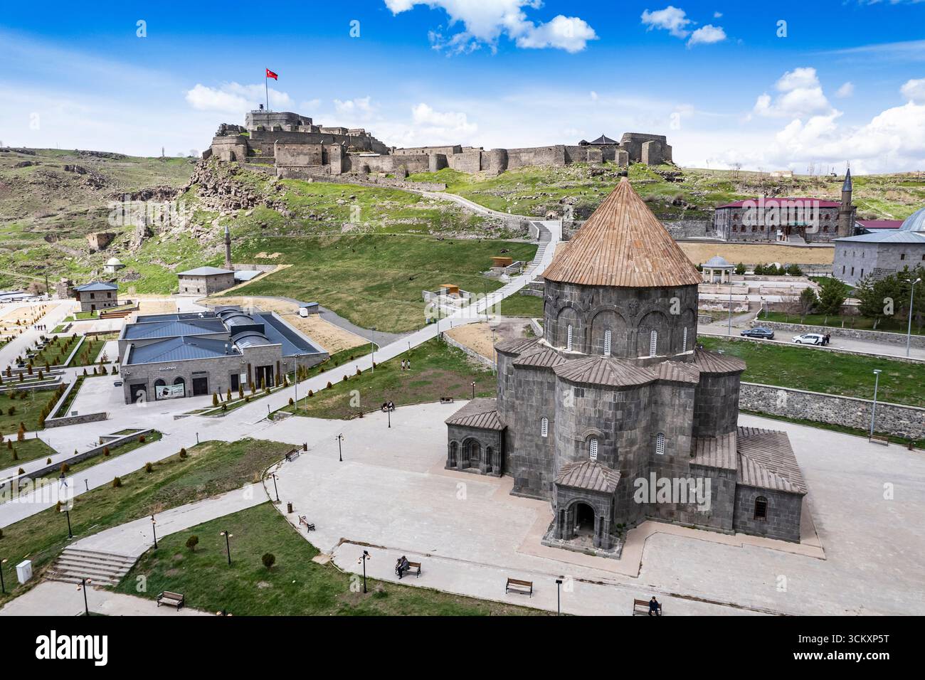 Veduta aerea della città di Kars nell'Anatolia orientale della Turchia, Paesaggio urbano storico, Edifici tradizionali in pietra e paesaggio urbano scenografico Foto Stock