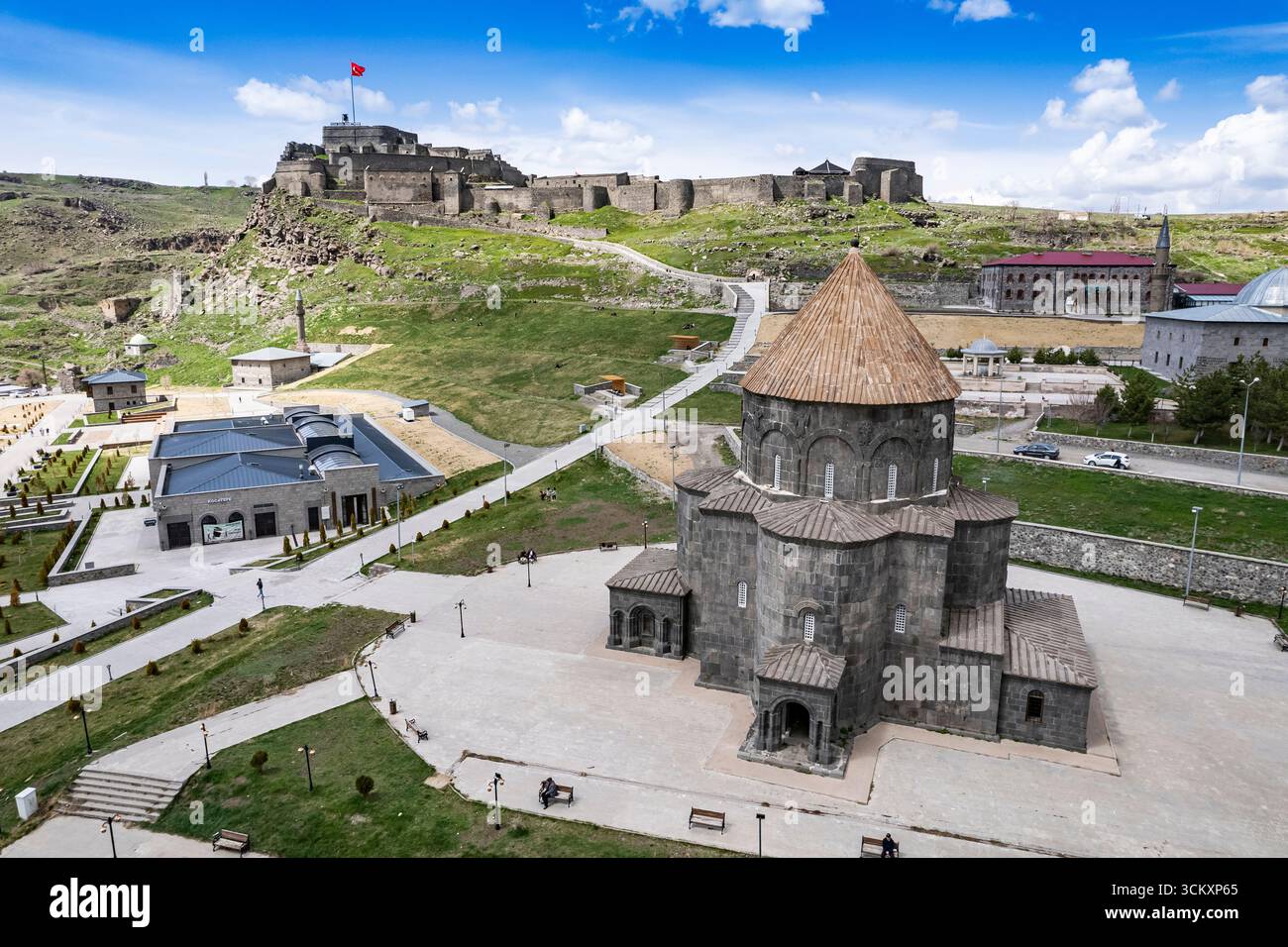 Veduta aerea della città di Kars nell'Anatolia orientale della Turchia, Paesaggio urbano storico, Edifici tradizionali in pietra e paesaggio urbano scenografico Foto Stock